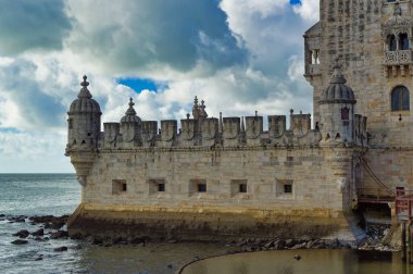 Lizbon, Portekiz, Ocak 04 2024: Lizbon, Portekiz 'de gündüz saatlerinde popüler turistik eğlence merkezi Belem Kulesi.