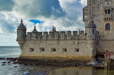 Lizbon, Portekiz, Ocak 04 2024: Lizbon, Portekiz 'de gündüz saatlerinde popüler turistik eğlence merkezi Belem Kulesi.