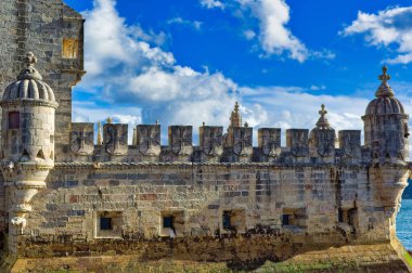 Lizbon, Portekiz, Ocak 04 2024: Lizbon, Portekiz 'de gündüz saatlerinde popüler turistik eğlence merkezi Belem Kulesi.