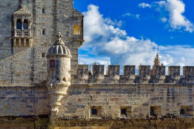 Lizbon, Portekiz, Ocak 04 2024: Lizbon, Portekiz 'de gündüz saatlerinde popüler turistik eğlence merkezi Belem Kulesi.