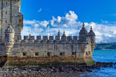 Lizbon, Portekiz, Ocak 04 2024: Lizbon, Portekiz 'de gündüz saatlerinde popüler turistik eğlence merkezi Belem Kulesi.