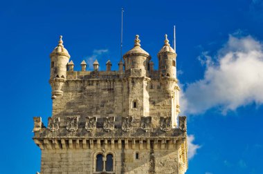 Lizbon, Portekiz, Ocak 04 2024: Lizbon, Portekiz 'de gündüz saatlerinde popüler turistik eğlence merkezi Belem Kulesi.