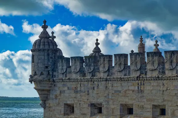 Lizbon, Portekiz, Ocak 04 2024: Lizbon, Portekiz 'de gündüz saatlerinde popüler turistik eğlence merkezi Belem Kulesi.