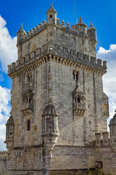 Lizbon, Portekiz, Ocak 04 2024: Lizbon, Portekiz 'de gündüz saatlerinde popüler turistik eğlence merkezi Belem Kulesi.