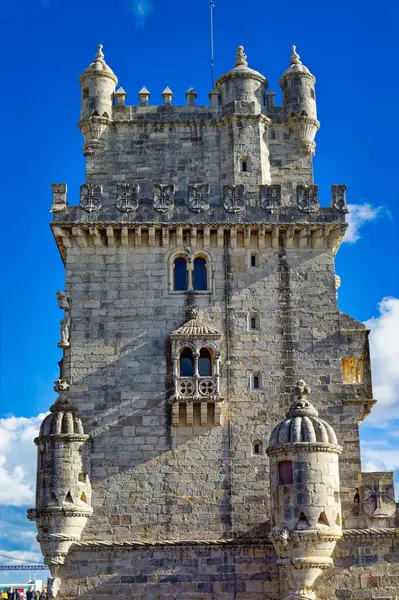 Lizbon, Portekiz, Ocak 04 2024: Lizbon, Portekiz 'de gündüz saatlerinde popüler turistik eğlence merkezi Belem Kulesi.