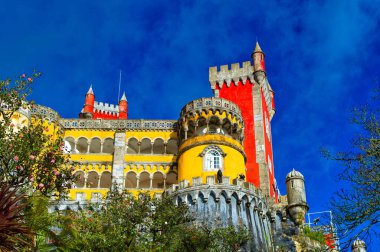 Sintra, Portekiz, Ocak 05 2024: Sintra, Portekiz 'de gündüz vakti Pena Sarayı.