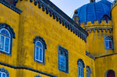 Sintra, Portekiz, Ocak 05 2024: Gündüz vakti Portekiz, Sintra 'da Pena Sarayı detayları.