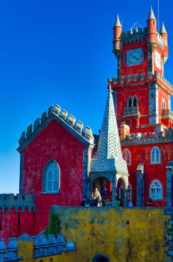 Sintra, Portekiz, Ocak 05 2024: Gündüz vakti Portekiz, Sintra 'da Pena Sarayı detayları.