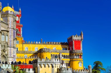 Sintra, Portekiz, Ocak 05 2024: Portekiz Sintra 'da gündüz vakti Pena Sarayı manzarası.