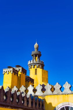 Sintra, Portekiz, Ocak 05 2024: Portekiz Sintra 'da gündüz vakti Pena Sarayı manzarası.