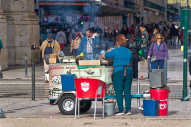 Lizbon, Portekiz, Ocak 06 2024: Lizbon, Portekiz 'de güneşli bir günde Praca de Comercio Meydanı' ndan günlük sahne.