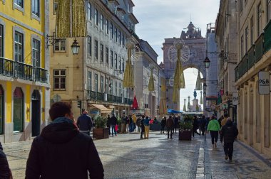 Lizbon, Portekiz, Ocak 06 2024: Lizbon, Portekiz 'deki Rua Augusta Caddesi' nde insanlar.