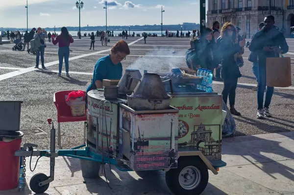 Lizbon, Portekiz, Ocak 06: Praca de Comercio Meydanı 'ndan bir kadın Lizbon, Portekiz' de kestane pişiriyor..