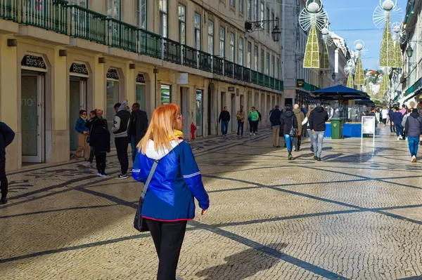 Lizbon, Portekiz, Ocak 06 2024: Lizbon, Portekiz 'deki Rua Augusta Caddesi' nde insanlar.