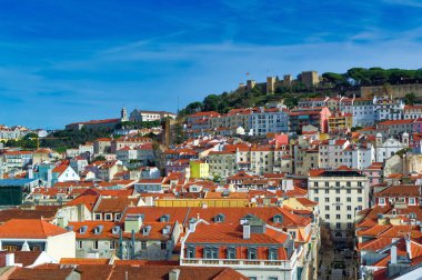 Lizbon, Portekiz, Ocak 06: 2024: Lizbon, Portekiz 'de güneşli bir günde panoramik bir manzara.