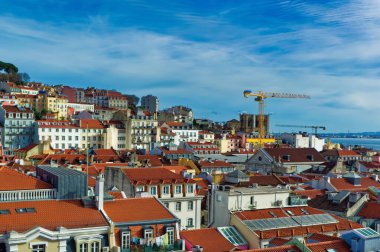 Lizbon, Portekiz, Ocak 06: 2024: Lizbon, Portekiz 'de güneşli bir günde panoramik bir manzara.