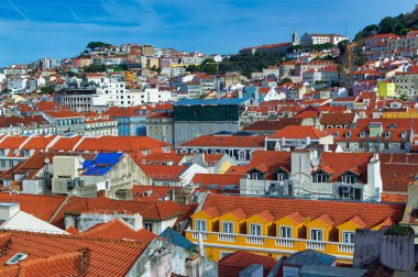 Lizbon, Portekiz, Ocak 06: 2024: Lizbon, Portekiz 'de güneşli bir günde panoramik bir manzara.