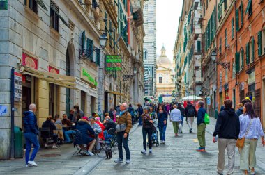 Cenova, İtalya, 28 Nisan 2024: Cenova, İtalya 'nın merkezindeki sokaklardan günlük sahne.