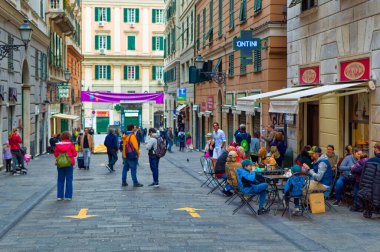 Cenova, İtalya, 28 Nisan 2024: Cenova, İtalya 'nın merkezindeki sokaklardan günlük sahne.