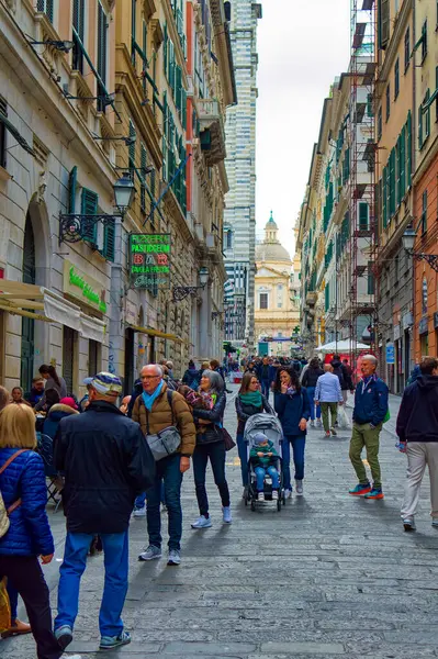 Cenova, İtalya, 28 Nisan 2024: Cenova, İtalya 'nın merkezindeki sokaklardan günlük sahne.