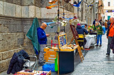 Cenova, İtalya, 28 Nisan 2024: Ceneviz, İtalya 'daki açık sanatçı sergisindeki insanlar.