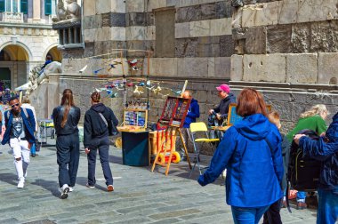 Cenova, İtalya, 28 Nisan 2024: Ceneviz, İtalya 'daki açık sanatçı sergisindeki insanlar.