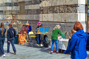 Cenova, İtalya, 28 Nisan 2024: Ceneviz, İtalya 'daki açık sanatçı sergisindeki insanlar.