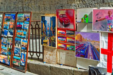 Cenova, İtalya, 28 Nisan 2024: Ceneviz, İtalya 'daki açık sanatçı sergisindeki insanlar.