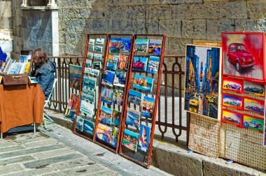 Cenova, İtalya, 28 Nisan 2024: Ceneviz, İtalya 'daki açık sanatçı sergisindeki insanlar.