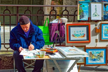 Cenova, İtalya, 28 Nisan 2024: Ceneviz, İtalya 'daki açık sanatçı sergisindeki insanlar.