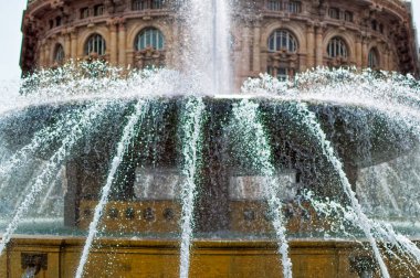 Cenova, İtalya, 28 Nisan 2024: Ceneviz şehir merkezindeki günlük çeşme sahnesi.