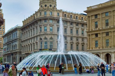 Cenova, İtalya, 28 Nisan 2024: Ceneviz şehir merkezindeki günlük çeşme sahnesi.