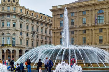 Cenova, İtalya, 28 Nisan 2024: Ceneviz şehir merkezindeki günlük çeşme sahnesi.