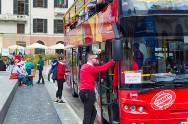 Cenova, İtalya, 28 Nisan 2024: Cenova, İtalya 'da şehir turizm otobüsü sahnesi.