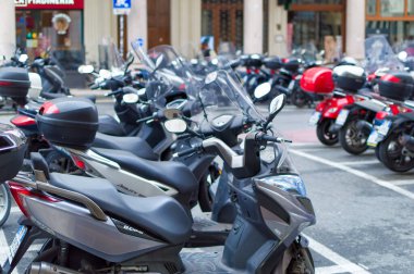 Cenova, İtalya, 28 Nisan 2024: Ceneviz şehir merkezinde park edilmiş motosikletler.