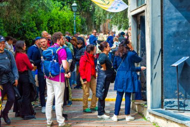 Cenova, İtalya, 28 Nisan 2024: Cenova şehir merkezindeki Kolomb evinin önünde günlük ziyaretçi sahnesi.