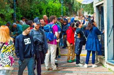 Cenova, İtalya, 28 Nisan 2024: Cenova şehir merkezindeki Kolomb evinin önünde günlük ziyaretçi sahnesi.