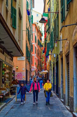 Cenova, İtalya, 28 Nisan 2024: Ceneviz şehir merkezindeki sokaklardan günlük sahne.