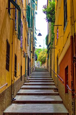 Cenova, İtalya, 28 Nisan 2024: Ceneviz şehir merkezindeki sokaklardan günlük sahne.