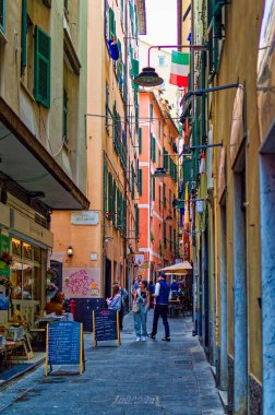 Cenova, İtalya, 28 Nisan 2024: Ceneviz şehir merkezindeki sokaklardan günlük sahne.