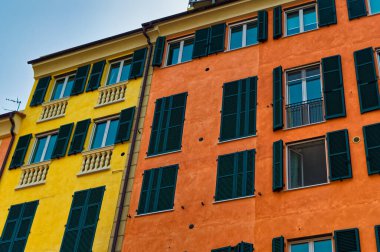 Cenova, İtalya, 28 Nisan 2024: Ceneviz şehir merkezindeki binaların günlük sahnesi.