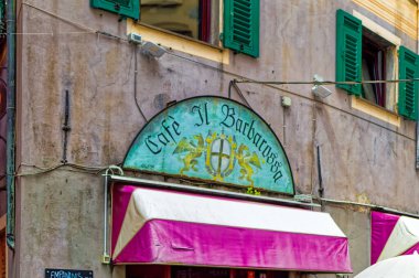 Cenova, İtalya, 28 Nisan 2024: Cenova, İtalya 'da yerel bar tabelası.