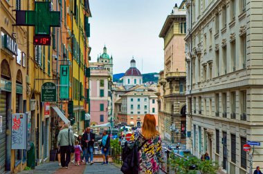 Cenova, İtalya, 28 Nisan 2024: Ceneviz şehir merkezindeki sokaklardan günlük sahne.