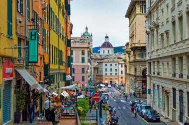 Cenova, İtalya, 28 Nisan 2024: Ceneviz şehir merkezindeki sokaklardan günlük sahne.