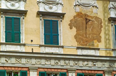 Cenova, İtalya, 28 Nisan 2024: Ceneviz şehir merkezindeki binaların günlük sahnesi.