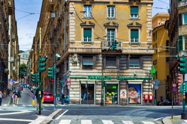 Cenova, İtalya, 28 Nisan 2024: Cenova şehir merkezindeki Via Garibaldi 'den günlük sahne.