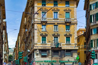 Cenova, İtalya, 28 Nisan 2024: Cenova şehir merkezindeki Via Garibaldi 'den günlük sahne.