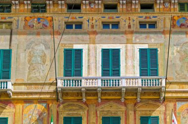 Cenova, İtalya, 28 Nisan 2024: Cenova şehir merkezindeki Via Garibaldi Sarayı.