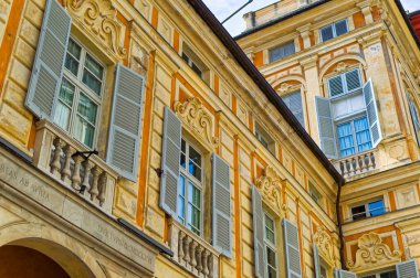 Cenova, İtalya, 28 Nisan 2024: Cenova şehir merkezindeki Via Garibaldi Sarayı.