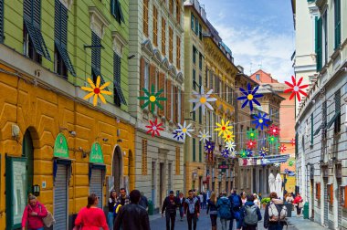 Cenova, İtalya, 28 Nisan 2024: Cenova şehir merkezindeki Via Garibaldi 'den günlük sahne.